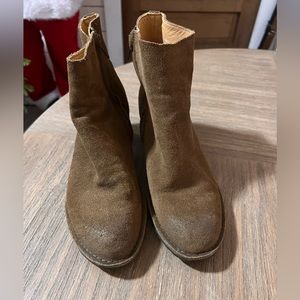 clark’s suede boots… size 8.. in excellent condition